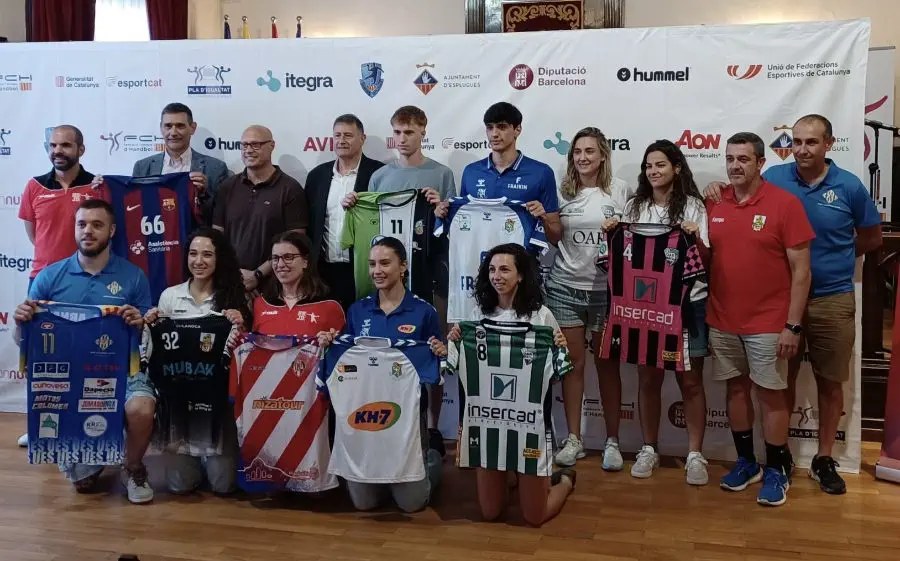 Els representants dels vuit clubs participants en la presentació de la competició