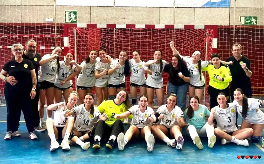 Les jugadores del Ribes B després de guanyar al Salvador Gimeno i pujar a Argent