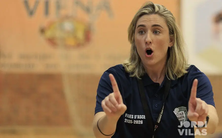 Carol Carmona dirigint l'equip en un partit d'aquesta temporada