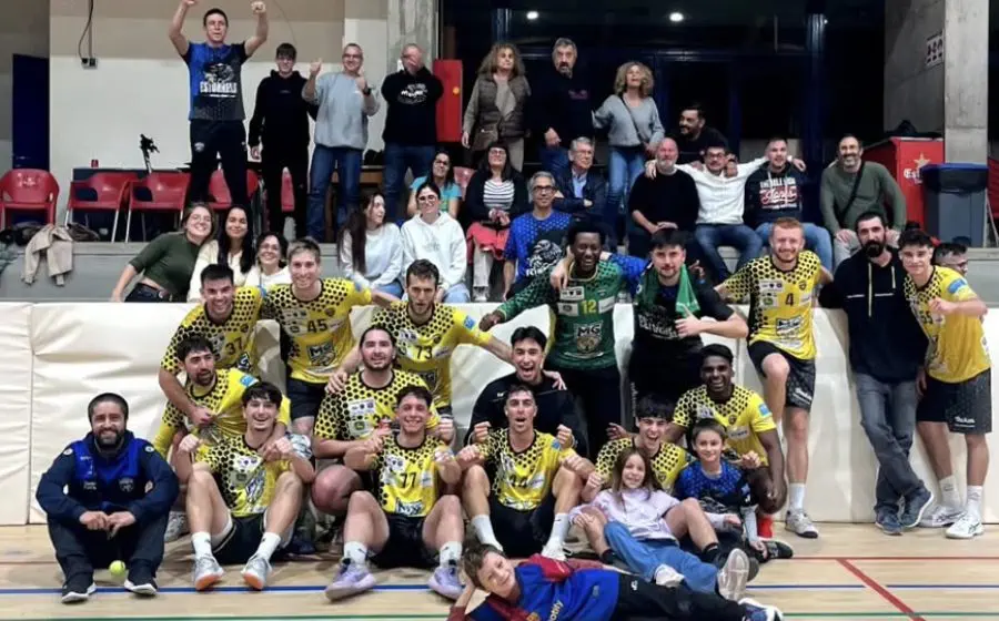 El Fornells amb part de la seva afició després de derrotar el líder
