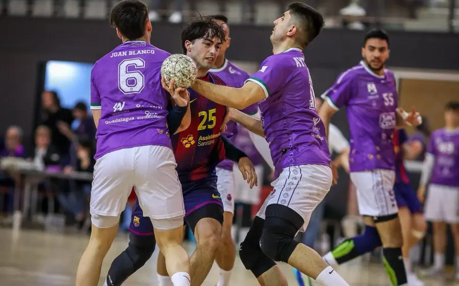 Àlex Ugalde intentant superar la defensa manxega