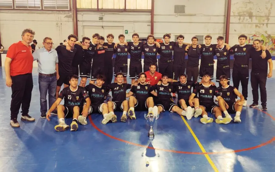 La Roca B amb la trofeu de campions