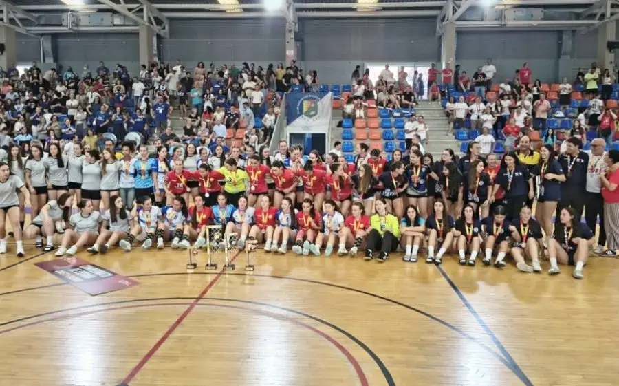 Els equips del Ribes (al centre) i Sant Joan Despí (a la dreta) junt amb les campiones de l'Aula Valladolid